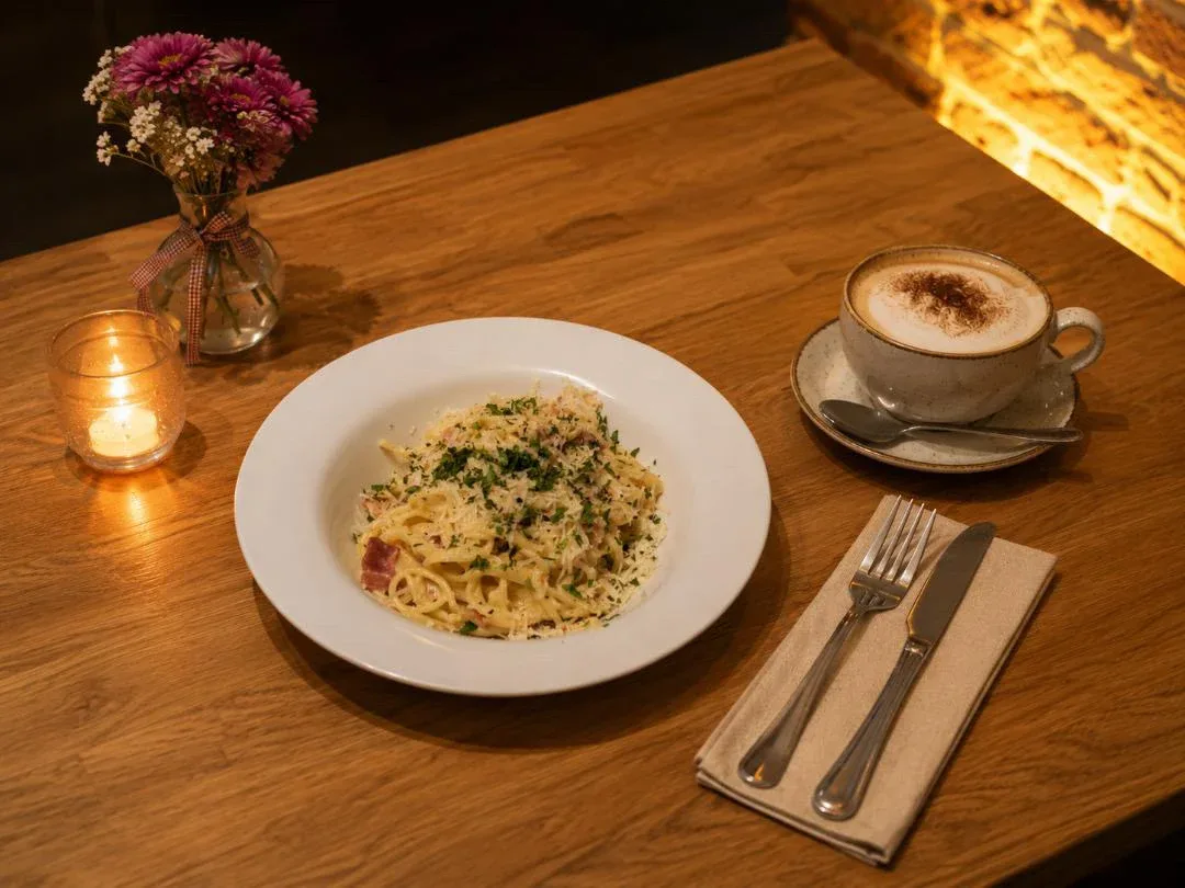 Makaron carbonara i cappuccino na drewnianym stole w 4MusicArt Tarnów